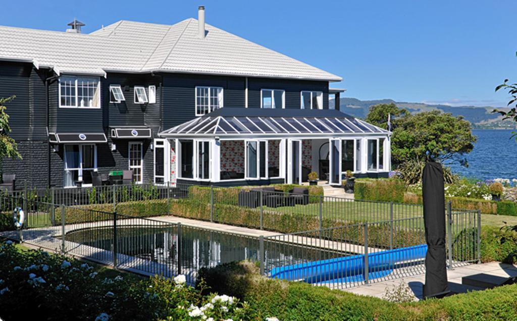 Black Swan Lakeside Boutique Hotel Rotorua Exterior photo
